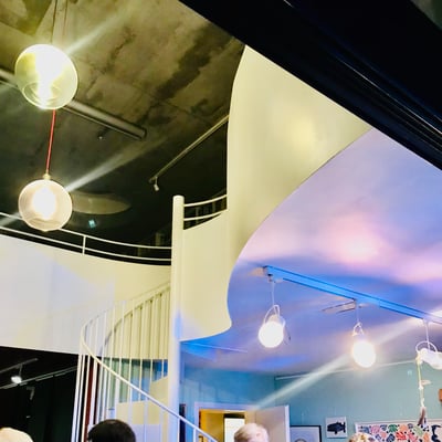 Lustvolle Schwünge im Anbau für Musik und Hobby