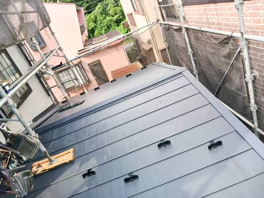 腐敗したセキスイ瓦の屋根カバー工事　完成画像4