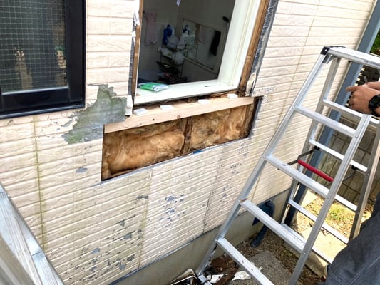 既存サッシの取外し・腐った木材の交換