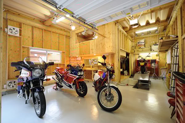 ログハウスでバイクいじり