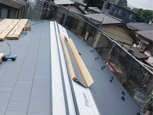 腐敗したセキスイ瓦の屋根カバー工事　完成画像3