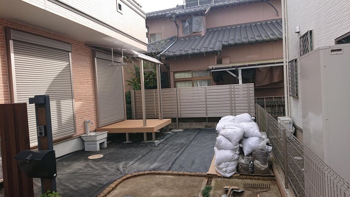 施工中：奥のフェンスを高くして、ウッドデッキを取り付けました