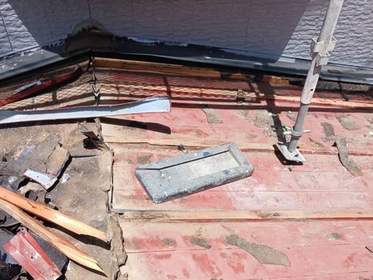 腐敗したセキスイ瓦の屋根材撤去作業　画像3