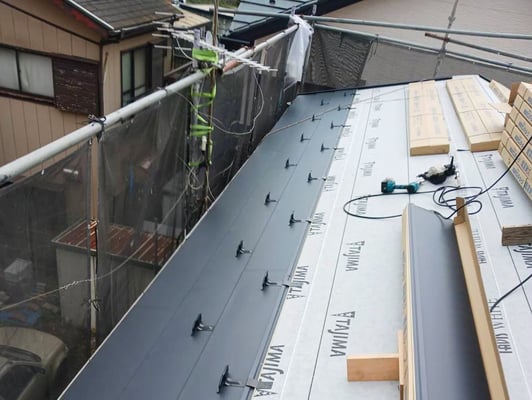 腐敗したセキスイ瓦の屋根カバー工事　完成画像1