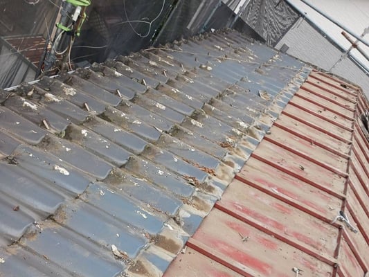 腐敗したセキスイ瓦の屋根材撤去作業　画像1