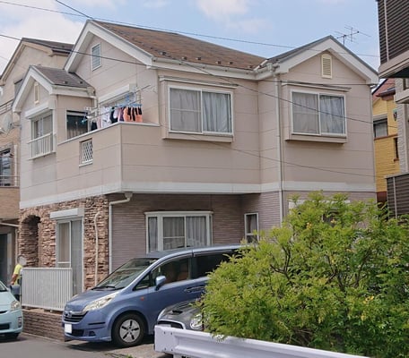 施工前（窓の下のシミが目立っています）