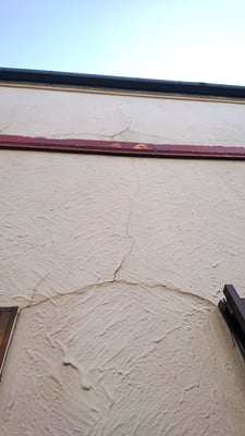外壁のヒビわら