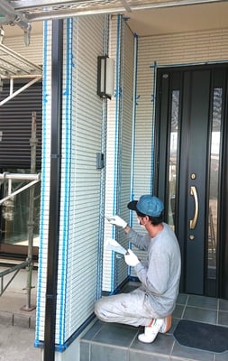 目地に沿って丁寧にコーキング中！