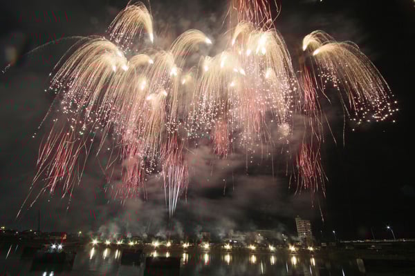 入選：川面に垂れる花火：中村靖彦