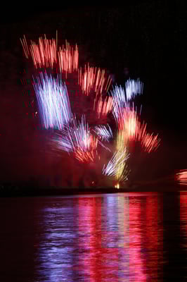 入選４：川面を彩る花火：巽　三喜男