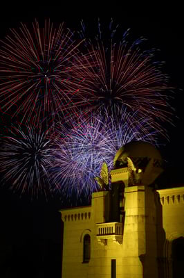 入選：公会堂と素敵な花火：巽三喜男
