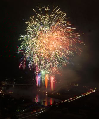 入選５：七色に染まる夜空：都筑和雄