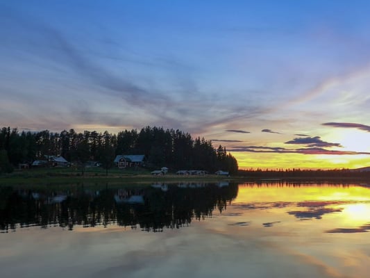 Lapplands Drag Huskyfarm bei Sonnenuntergang