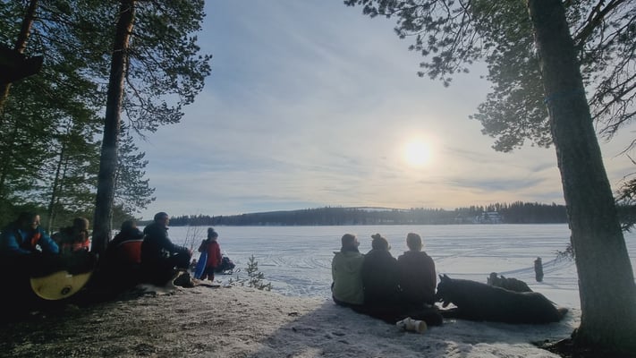 Mittagessen draußen an unserem Windschutz in der Sonne