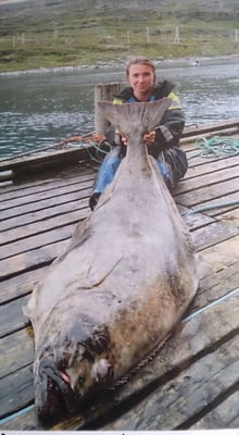 Moni mit ihrem 65kg Heilbutt