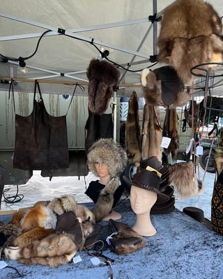 Hier kommt auch dem Handwerk eine besondere Bedeutung zu. „Duodji“ nennen die Samen das Handwerk, das Teil ihrer Kultur und Identität ist