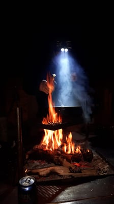 Traditionelles Essen am Feuer genießen in Lappland, dem Land der Samen