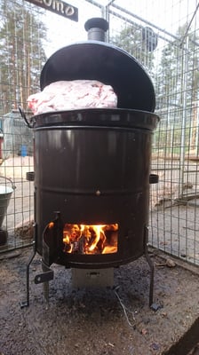 Suppe aus Rentier und Elch wird gekocht für die Huskys