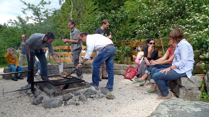 Verdienter Lohn nach dem anstrengenden Bird Race: Feine Bratwürste im Forsthaus Engewald (Foto: Andreas Reich)