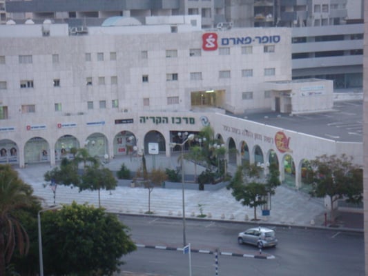 Centre d'achats juste en face