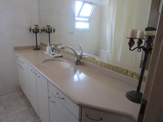 Salle de bain avec baignoire