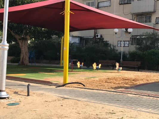 Parc de jeux en bas de l'immeuble