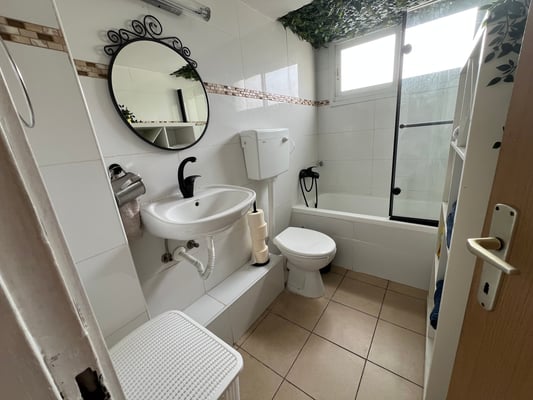 2ème salle de bain, avec baignoire