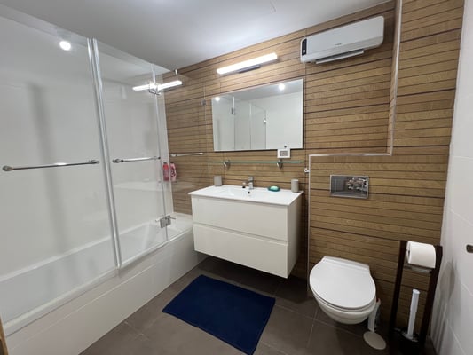 2ème salle de bain, avec baignoire