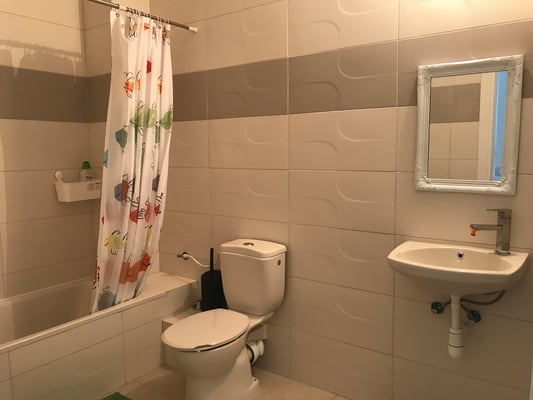 2ème salle de bain , avec baignoire