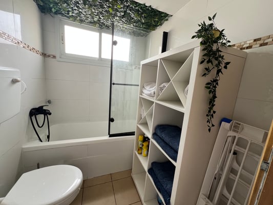 2nd bathroom with bath