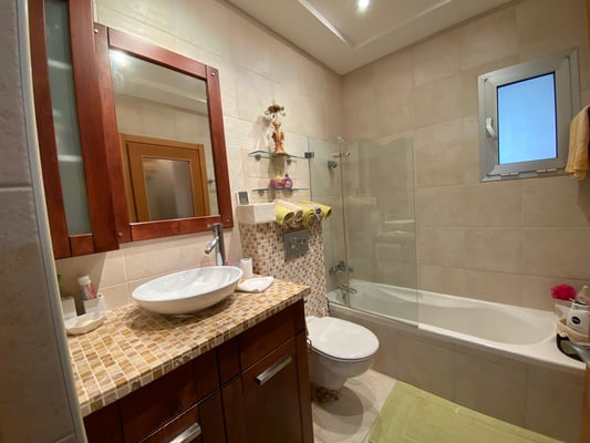 2ème salle de bain avec baignoire