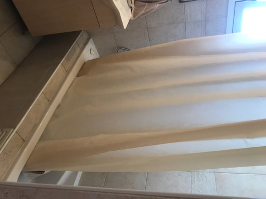 salle de bain avec baignoire