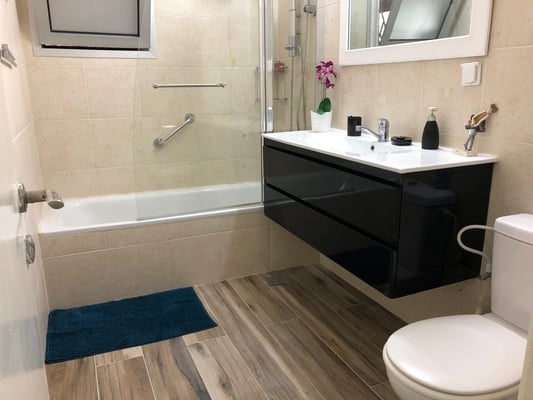 Salle de bain avec baignoire