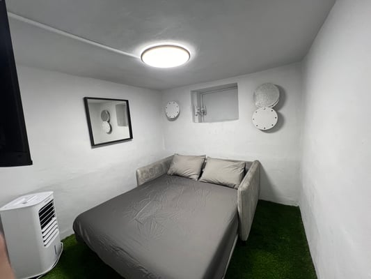 Pièce de sécurité avec un canapé convertible