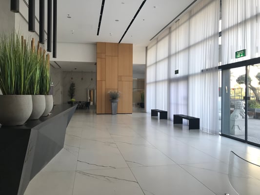 Hall luxueux avec gardien à la réception