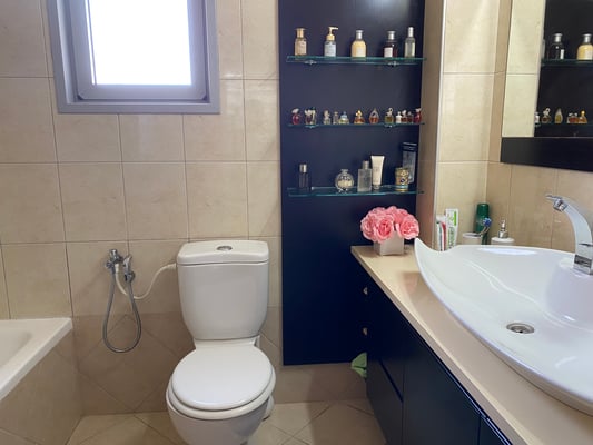 2ème salle de bain, avec baignoire