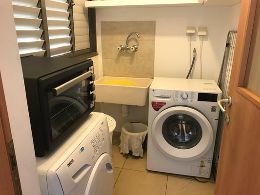Buanderie avec lave linge et sèche linge