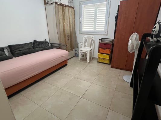 2nd bedroom: safe room