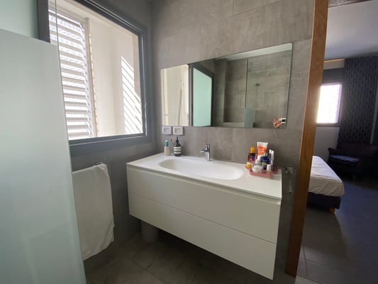 Parents shower bathroom