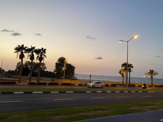 Face à la plage des arcades
