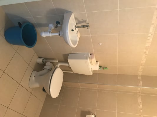 Salle d'eau à l'entrée