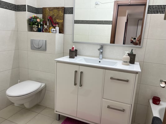 2ème salle de bain avec baignoire