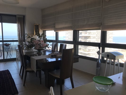 Grandes fenêtres avec vue sur le parc