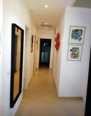 Couloir vers les salles de abin et chambres