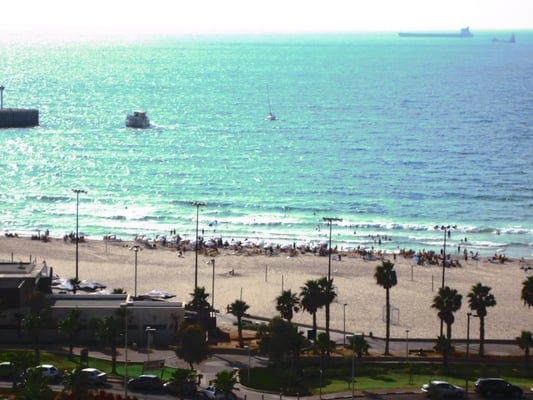 La plage en bas de l'immeuble, au bout de la rue Exodus