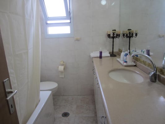 2ème salle de bain avec baignoire