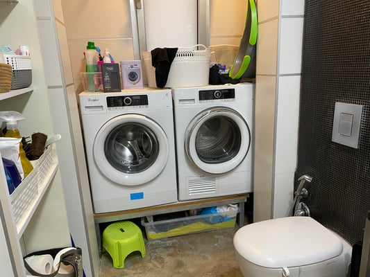 buanderie avec lave linge et sèche linge