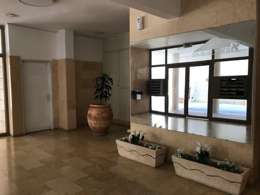 Hall d'immeuble bien entretenu