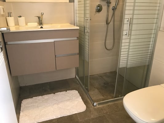 3ème Salle de bain avec douche