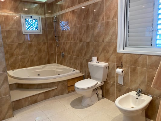 SDB parentale avec jacuzzi